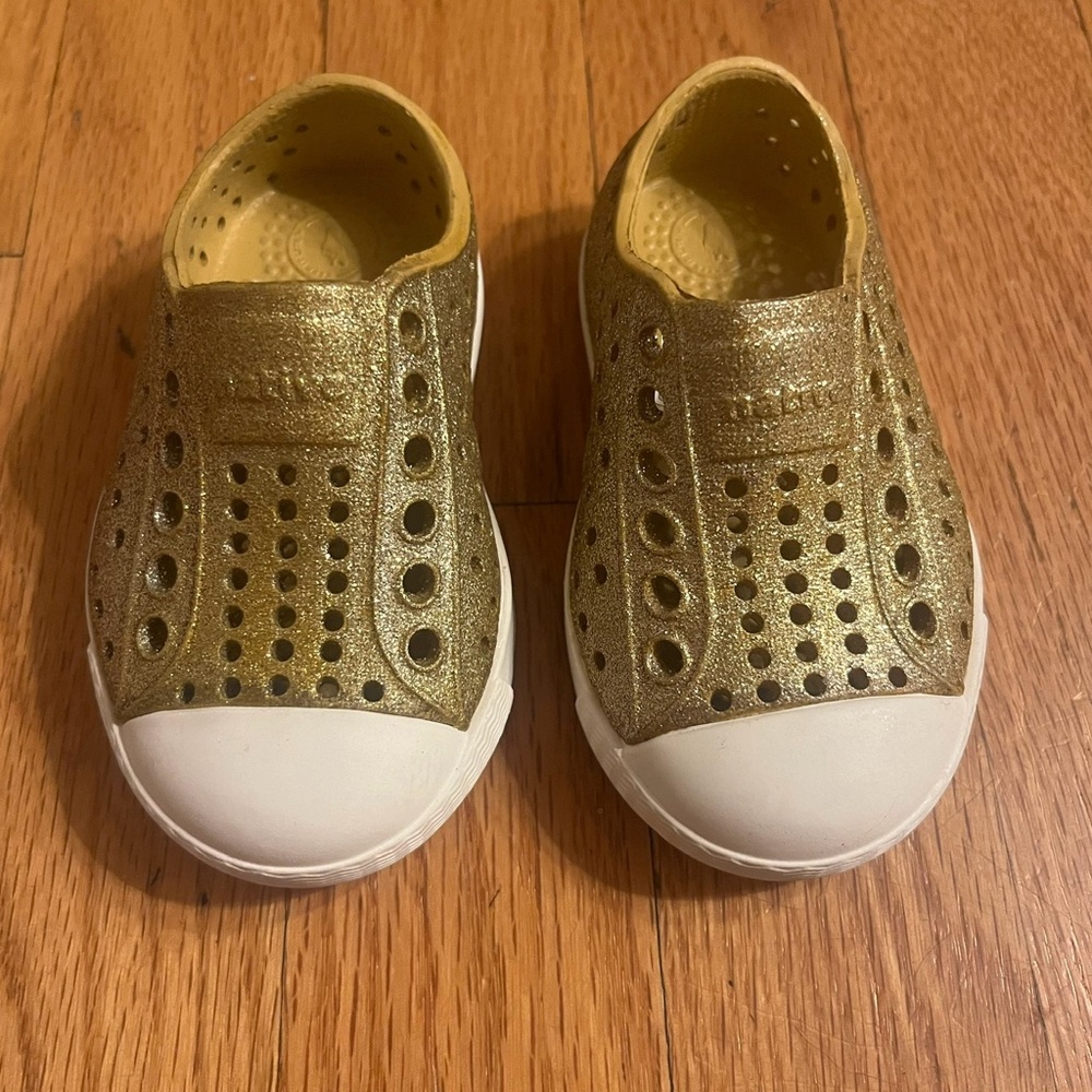 NWOT Native Jefferson Gold Sparkle Shoes for Baby/Toddler - size 4